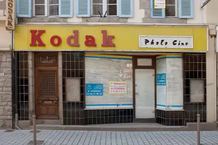 Une photographie couleur de l'enseigne d'un studio photo Kodak, à Lausanne.