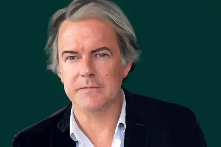 Portrait de Yannick Haenel en peinture digitale, sur un fond vert foncé.