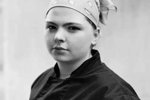 Maéline, originaire de Grand-Champ, a 16 ans ; au moment de la prise de vue, elle est en apprentissage au restaurant Le coin des artistes à La Gacilly pour être commis de cuisine. Depuis, elle travaille dans un restaurant à Vannes.