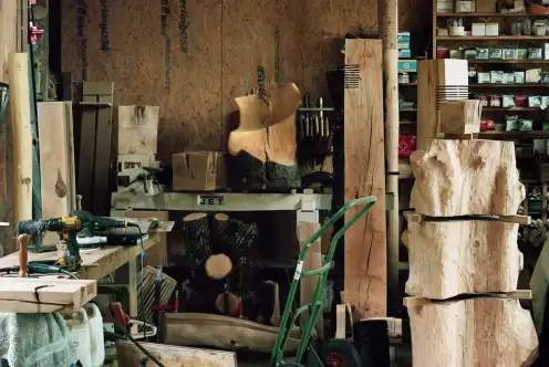 Un atelier en bois, éclairé par une lumière naturelle, meublé d'objets de bricolage.