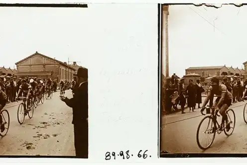 Une image stéréoscopique du Tour de France à Rennes en 1934. Des coureurs à vélo se succèdent à la file indienne devant une foule qui les applaudit.