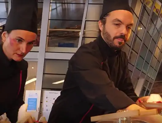 Une photographie de deux comédiens habillés en cuisiniers en plein spectacle à l'occasion des Rencontres d'Histoire.