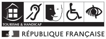 Logo marque Tourisme et Handicap : sur un fond bleu électrique, plusieurs logos se succèdent : le logo tourisme et handicap (une maison simple avec 4 fenêtres, 2 traits formant le toît et le sol d'une maison) ; les pictogrammes du handicap moteur ; de la déficience intellectuelle ; de la déficience auditive et de la déficience visuelle.