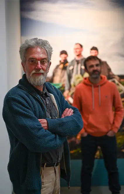 Nicolas Legendre et Yves Le Caro posent devant une photo d'agriculteur du Musée de Bretagne.