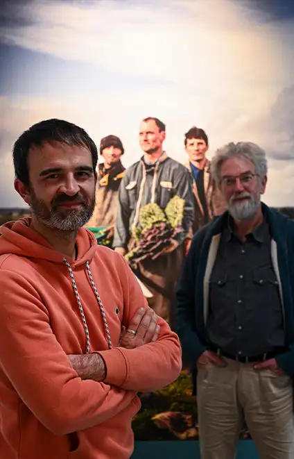 Nicolas Legendre et Yves Le Caro posent devant une photo d'agriculteur du Musée de Bretagne.