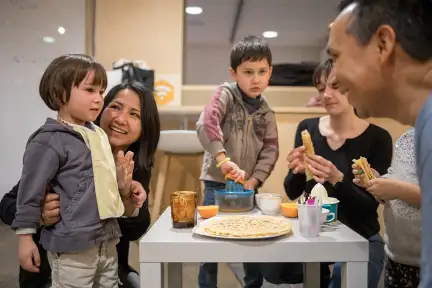 Des familles prennent le goûter ensemble