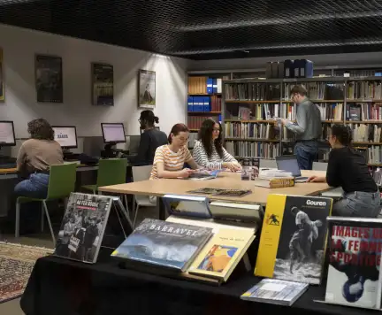 Centre de documentation Mona ozouf avec des chercheurs et étudiants