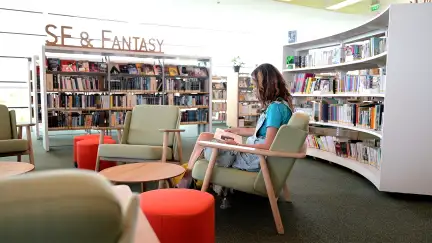 Photo d'une femme qui lit à la bibliothèque