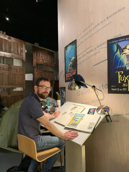 Une photographie de Laurent Lefeuvre, sur sa table de travail installée au Musée de bretagne.