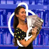 Montage photo de Mathilde Dinard qui tient des CDs et DVDs et se trouve dans la Bibliothèque des Champs Libres. Elle est entourée du logo des Champs Libres.