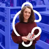 Montage photo d'Estelle Chaigne qui tient des CDs et DVDs et se trouve dans la bibliothèque des Champs Libres, devant les CDs en prêt. Elle est entourée du logo des Champs Libres.