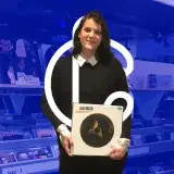 Montage photo de Penelope Antena qui tient des CDs et DVDs et se trouve dans la bibliothèque des Champs Libres, devant les vinyles en prêt. Elle est entourée du logo des Champs Libres.