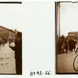 Une image stéréoscopique du Tour de France à Rennes en 1934. Des coureurs à vélo se succèdent à la file indienne devant une foule qui les applaudit.