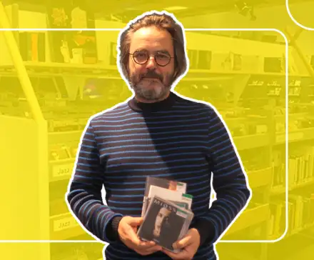 Photomontage de Simon Rochepeau tenant des disques sur un fond jaune représentant l'espace musique de la bibliotheque des Champs libres