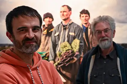 Nicolas Legendre et Yves Le Caro posent devant une photo d'agriculteur du Musée de Bretagne.