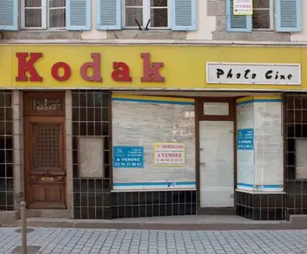 Une photographie couleur de l'enseigne d'un studio photo Kodak, à Lausanne.