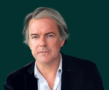 Portrait de Yannick Haenel en peinture digitale, sur un fond vert foncé.