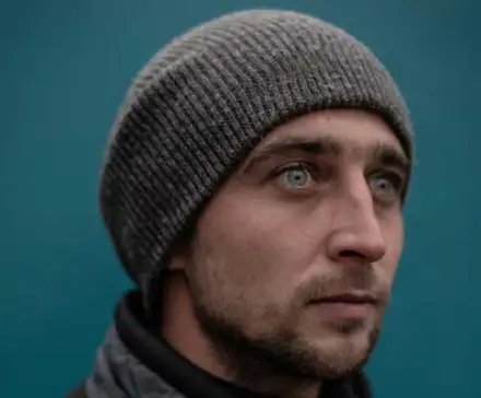 Portrait photographique d'un homme jeune, avec un bonnet.